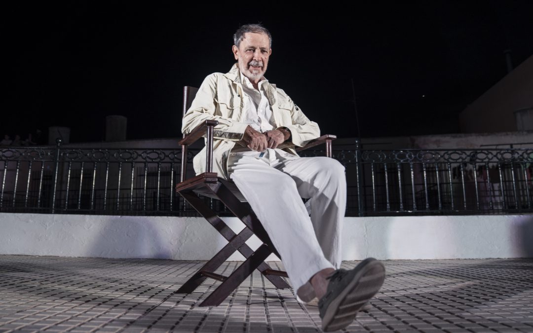 José Luis Alcaine descubre su silla en el Paseo de Cine de Tabernas